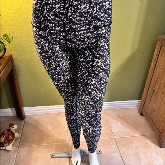 Lululemon Athletica Black and White Speckled Leggings - Picture 13 of 15